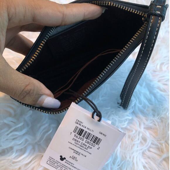 New 🎀 COACH Disney Corner Zip Wristlet With Holiday Print - Picture 4 of 7